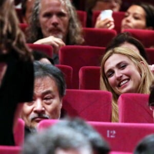 Julie Gayet (la productrice) - Remise du prix "Un Certain Talent" au film "The Treasure (Comoara)" dans le cadre du palmarès "Un Certain Regard" lors du 68ème festival international du film de Cannes, le 23 mai 2015.