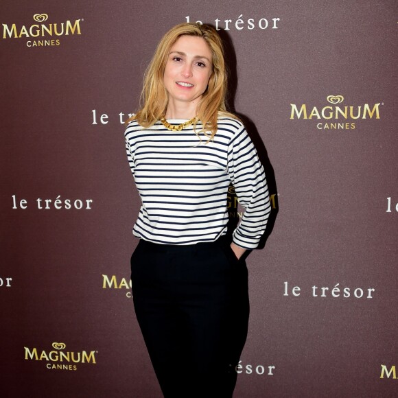 Julie Gayet - Présentation du film "Le trésor" sur la plage Magnum lors du 68ème festival international du film de Cannes. le 22 mai 2015