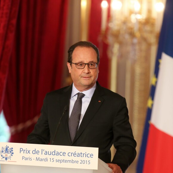 François Hollande Remise, par François Hollande, du Prix de l'Audace Créative au Palais de l'Elysée. Ce prix crée par Marc Ladreit de Lacharrière en 1996 a été décérné à Jean-Claude Maillard, PDG et fondateur du groupe Figeac-Aéro Paris, le 15 Septembre 2015