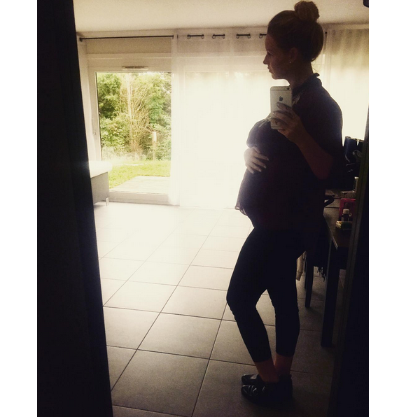Aurélie Van Daelen (Secret Story 5) prend la pose afin de fêter ses 6 mois de grossesse. Le 24 septembre 2015.