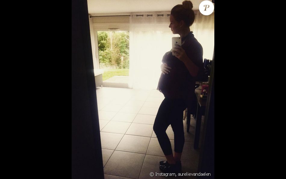 Aurélie Van Daelen (Secret Story 5) prend la pose afin de fêter ses 6 mois de grossesse. Le 24 septembre 2015.