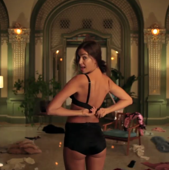 Irina Shayk fait un strip-tease lors d'un shooting pour "Vogue"
