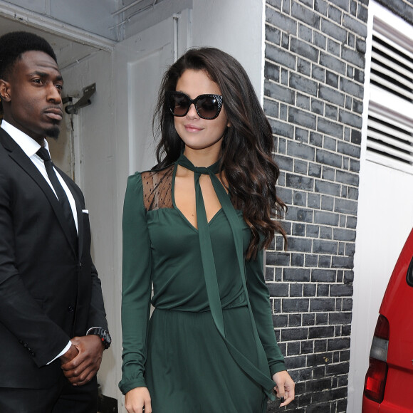 Selena Gomez se promène dans le quartier de Mayfair à Londres, le 24 septembre 2015.