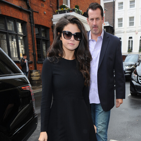 Selena Gomez se promène dans le quartier de Mayfair à Londres, le 24 septembre 2015.