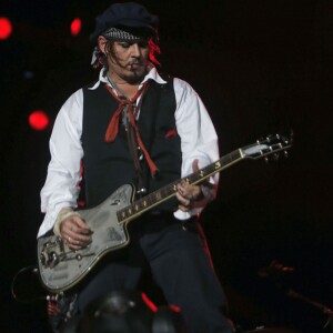 Johnny Depp à la guitare lors de son concert avec son groupe "The Hollywood Vampires" au festival "Rock in Rio" à Rio de Janeiro, le 24 septembre 2015.