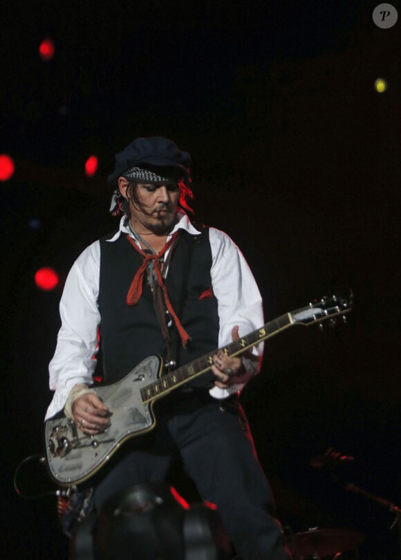 Johnny Depp à la guitare lors de son concert avec son groupe "The Hollywood Vampires" au festival "Rock in Rio" à Rio de Janeiro, le 24 septembre 2015.