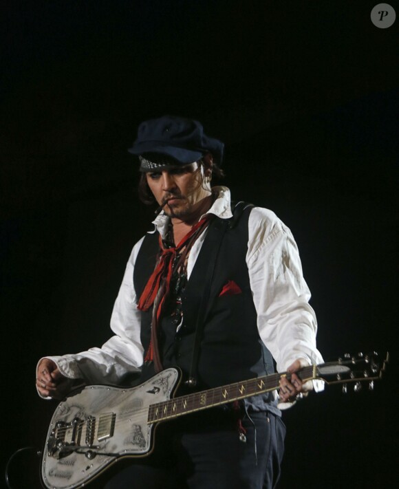 Johnny Depp à la guitare lors de son concert avec The Hollywood Vampires au festival Rock in Rio à Rio de Janeiro, le 24 septembre 2015.