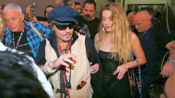 Johnny Depp, rockeur négligé, déchaîne les foules devant Amber Heard