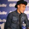 Le footballeur brésilien Neymar fait la promotion d'un nouveau rasoir pour la marque "Gillette" à Barcelone le 21 septembre 2015