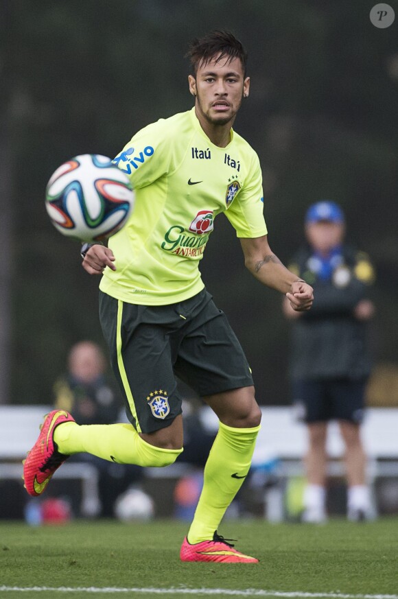Le joueur de football Neymar lors de l'entrainement avec l'équipe de foot du Brésil à Grana Comary, Teresopolis le 9 juin 2014