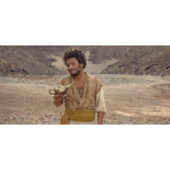 Kev Adams se met à rapper dans le clip Le Prince Aladin avec Black M. Images inédites des Aventures d'Aladin