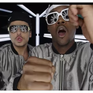 Kev Adams se met à rapper dans le clip Le Prince Aladin avec Black M. Un duo délirant !