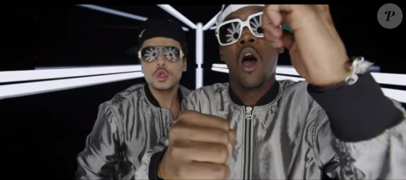 Kev Adams se met à rapper dans le clip Le Prince Aladin avec Black M. Un duo délirant !