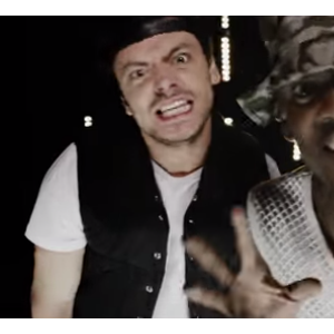 Kev Adams se met à rapper dans le clip Le Prince Aladin avec Black M
