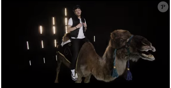 Kev Adams se met à rapper à dos de dromadaire dans le clip Le Prince Aladin avec Black M