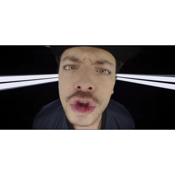 Kev Adams se met à rapper dans le clip Le Prince Aladin avec Black M