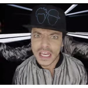 Kev Adams se met à rapper dans le clip Le Prince Aladin avec Black M