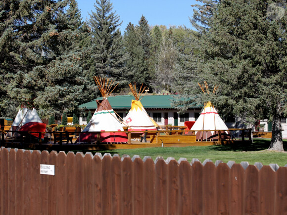Exclusif - Mariage de Allison Williams ("Girls") et Ricky Van Veen dans une ferme du Wyoming le 19 septembre 2015. Son père, Brian Williams, l'emmène fièrement jusqu'à l'autel devant ses proches réunis pour cette superbe cérémonie. Parmi eux, John Mayer, Kary Perry, Lena Dunham, Rita Wilson, Bruce Springsteen, Diane Von Furstenberg, Seth Meyer ou encore Andy Cohen.