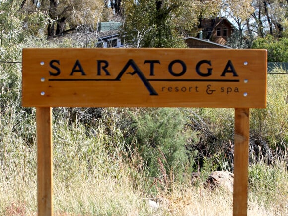 Exclusif - Mariage de Allison Williams ("Girls") et Ricky Van Veen dans une ferme du Wyoming le 19 septembre 2015. Son père, Brian Williams, l'emmène fièrement jusqu'à l'autel devant ses proches réunis pour cette superbe cérémonie. Parmi eux, John Mayer, Kary Perry, Lena Dunham, Rita Wilson, Bruce Springsteen, Diane Von Furstenberg, Seth Meyer ou encore Andy Cohen.