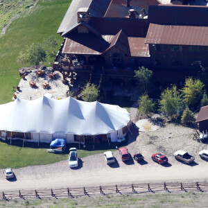 Exclusif - Mariage de Allison Williams ("Girls") et Ricky Van Veen dans une ferme du Wyoming le 19 septembre 2015. Son père, Brian Williams, l'emmène fièrement jusqu'à l'autel devant ses proches réunis pour cette superbe cérémonie. Parmi eux, John Mayer, Kary Perry, Lena Dunham, Rita Wilson, Bruce Springsteen, Diane Von Furstenberg, Seth Meyer ou encore Andy Cohen.