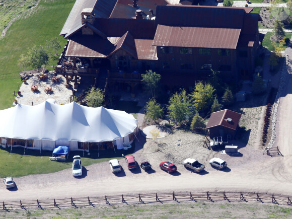 Exclusif - Mariage de Allison Williams ("Girls") et Ricky Van Veen dans une ferme du Wyoming le 19 septembre 2015. Son père, Brian Williams, l'emmène fièrement jusqu'à l'autel devant ses proches réunis pour cette superbe cérémonie. Parmi eux, John Mayer, Kary Perry, Lena Dunham, Rita Wilson, Bruce Springsteen, Diane Von Furstenberg, Seth Meyer ou encore Andy Cohen.