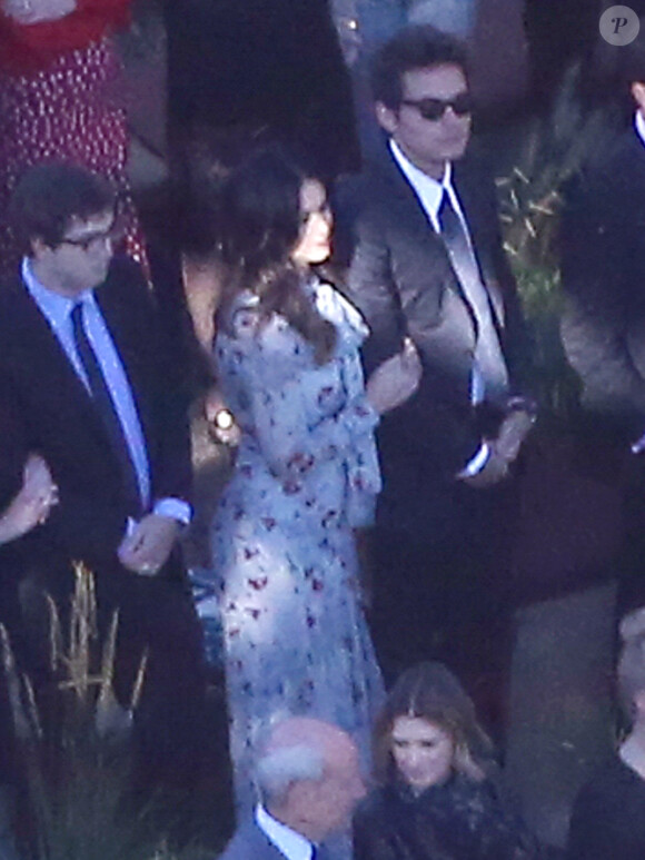 Exclusif - Mariage de Allison Williams ("Girls") et Ricky Van Veen dans une ferme du Wyoming le 19 septembre 2015. Son père, Brian Williams, l'emmène fièrement jusqu'à l'autel devant ses proches réunis pour cette superbe cérémonie. Parmi eux, John Mayer, Kary Perry, Lena Dunham, Rita Wilson, Bruce Springsteen, Diane Von Furstenberg, Seth Meyer ou encore Andy Cohen. Ici, Katy Perry et John Mayer très complices