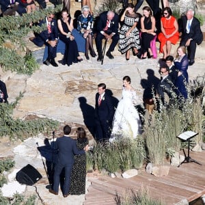 Exclusif - Mariage de Allison Williams ("Girls") et Ricky Van Veen dans une ferme du Wyoming le 19 septembre 2015. Son père, Brian Williams, l'emmène fièrement jusqu'à l'autel devant ses proches réunis pour cette superbe cérémonie. Parmi eux, John Mayer, Kary Perry, Lena Dunham, Rita Wilson, Bruce Springsteen, Diane Von Furstenberg, Seth Meyer ou encore Andy Cohen.