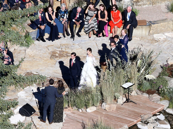 Exclusif - Mariage de Allison Williams ("Girls") et Ricky Van Veen dans une ferme du Wyoming le 19 septembre 2015. Son père, Brian Williams, l'emmène fièrement jusqu'à l'autel devant ses proches réunis pour cette superbe cérémonie. Parmi eux, John Mayer, Kary Perry, Lena Dunham, Rita Wilson, Bruce Springsteen, Diane Von Furstenberg, Seth Meyer ou encore Andy Cohen.