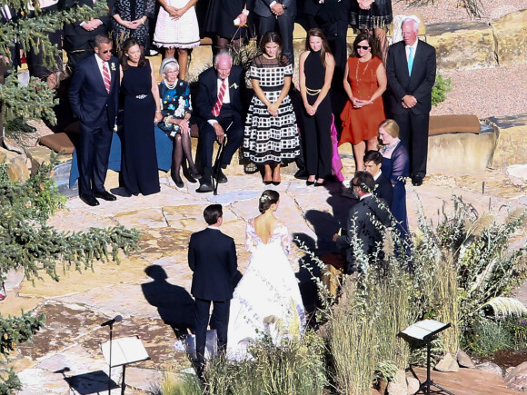 Exclusif - Mariage de Allison Williams ("Girls") et Ricky Van Veen dans une ferme du Wyoming le 19 septembre 2015. Son père, Brian Williams, l'emmène fièrement jusqu'à l'autel devant ses proches réunis pour cette superbe cérémonie. Parmi eux, John Mayer, Kary Perry, Lena Dunham, Rita Wilson, Bruce Springsteen, Diane Von Furstenberg, Seth Meyer ou encore Andy Cohen.