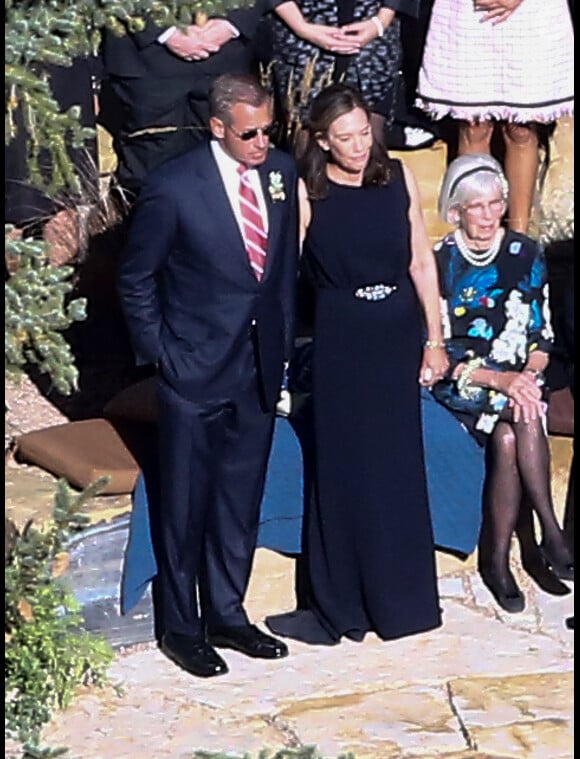 Exclusif - Mariage de Allison Williams ("Girls") et Ricky Van Veen dans une ferme du Wyoming le 19 septembre 2015. Son père, Brian Williams, l'emmène fièrement jusqu'à l'autel devant ses proches réunis pour cette superbe cérémonie. Parmi eux, John Mayer, Kary Perry, Lena Dunham, Rita Wilson, Bruce Springsteen, Diane Von Furstenberg, Seth Meyer ou encore Andy Cohen.