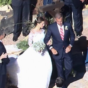 Exclusif - Mariage de Allison Williams ("Girls") et Ricky Van Veen dans une ferme du Wyoming le 19 septembre 2015. Son père, Brian Williams, l'emmène fièrement jusqu'à l'autel devant ses proches réunis pour cette superbe cérémonie. Parmi eux, John Mayer, Kary Perry, Lena Dunham, Rita Wilson, Bruce Springsteen, Diane Von Furstenberg, Seth Meyer ou encore Andy Cohen.