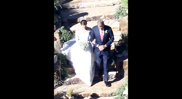 Exclusif - Mariage de Allison Williams ("Girls") et Ricky Van Veen dans une ferme du Wyoming le 19 septembre 2015. Son père, Brian Williams, l'emmène fièrement jusqu'à l'autel devant ses proches réunis pour cette superbe cérémonie. Parmi eux, John Mayer, Kary Perry, Lena Dunham, Rita Wilson, Bruce Springsteen, Diane Von Furstenberg, Seth Meyer ou encore Andy Cohen.