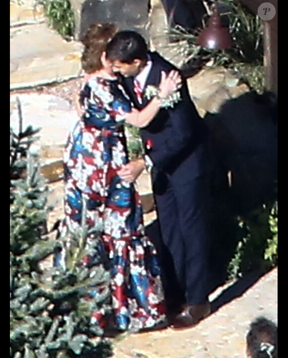 Exclusif - Mariage de Allison Williams ("Girls") et Ricky Van Veen dans une ferme du Wyoming le 19 septembre 2015. Son père, Brian Williams, l'emmène fièrement jusqu'à l'autel devant ses proches réunis pour cette superbe cérémonie. Parmi eux, John Mayer, Kary Perry, Lena Dunham, Rita Wilson, Bruce Springsteen, Diane Von Furstenberg, Seth Meyer ou encore Andy Cohen.