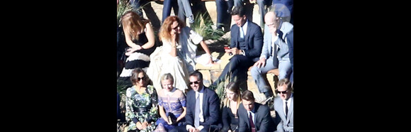 Exclusif - Mariage de Allison Williams ("Girls") et Ricky Van Veen dans une ferme du Wyoming le 19 septembre 2015. Son père, Brian Williams, l'emmène fièrement jusqu'à l'autel devant ses proches réunis pour cette superbe cérémonie. Parmi eux, John Mayer, Kary Perry, Lena Dunham, Rita Wilson, Bruce Springsteen, Diane Von Furstenberg, Seth Meyer ou encore Andy Cohen.