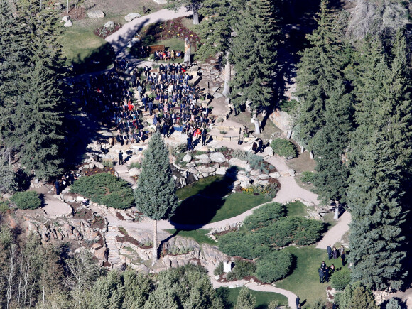 Exclusif - Mariage de Allison Williams ("Girls") et Ricky Van Veen dans une ferme du Wyoming le 19 septembre 2015. Son père, Brian Williams, l'emmène fièrement jusqu'à l'autel devant ses proches réunis pour cette superbe cérémonie. Parmi eux, John Mayer, Kary Perry, Lena Dunham, Rita Wilson, Bruce Springsteen, Diane Von Furstenberg, Seth Meyer ou encore Andy Cohen.