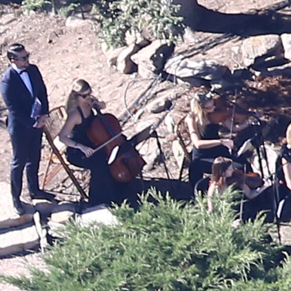 Exclusif - Mariage de Allison Williams ("Girls") et Ricky Van Veen dans une ferme du Wyoming le 19 septembre 2015. Son père, Brian Williams, l'emmène fièrement jusqu'à l'autel devant ses proches réunis pour cette superbe cérémonie. Parmi eux, John Mayer, Kary Perry, Lena Dunham, Rita Wilson, Bruce Springsteen, Diane Von Furstenberg, Seth Meyer ou encore Andy Cohen.