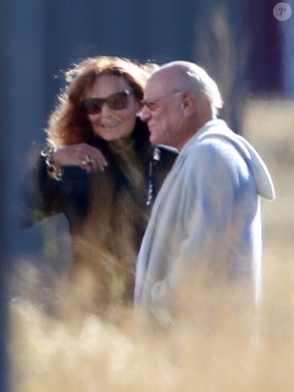 Exclusif - Mariage de Allison Williams ("Girls") et Ricky Van Veen dans une ferme du Wyoming le 19 septembre 2015. Son père, Brian Williams, l'emmène fièrement jusqu'à l'autel devant ses proches réunis pour cette superbe cérémonie. Parmi eux, John Mayer, Kary Perry, Lena Dunham, Rita Wilson, Bruce Springsteen, Diane Von Furstenberg, Seth Meyer ou encore Andy Cohen.