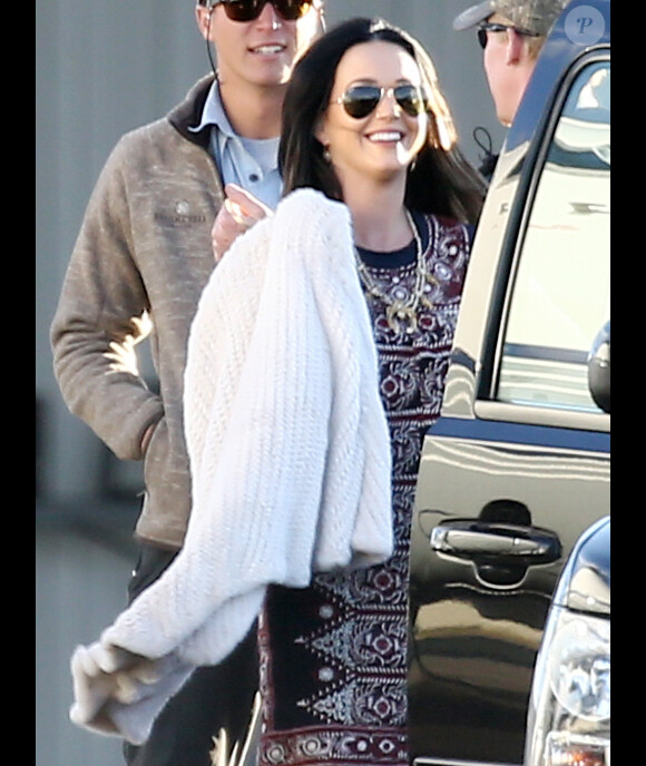 Exclusif - Mariage de Allison Williams ("Girls") et Ricky Van Veen dans une ferme du Wyoming le 19 septembre 2015. Son père, Brian Williams, l'emmène fièrement jusqu'à l'autel devant ses proches réunis pour cette superbe cérémonie. Parmi eux, John Mayer, Kary Perry, Lena Dunham, Rita Wilson, Bruce Springsteen, Diane Von Furstenberg, Seth Meyer ou encore Andy Cohen.