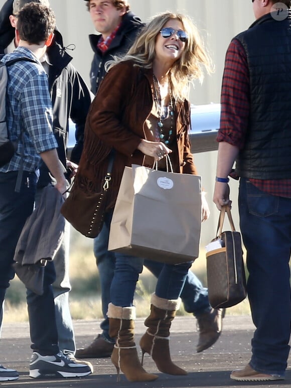 Exclusif - Mariage de Allison Williams ("Girls") et Ricky Van Veen dans une ferme du Wyoming le 19 septembre 2015. Son père, Brian Williams, l'emmène fièrement jusqu'à l'autel devant ses proches réunis pour cette superbe cérémonie. Parmi eux, John Mayer, Kary Perry, Lena Dunham, Rita Wilson, Bruce Springsteen, Diane Von Furstenberg, Seth Meyer ou encore Andy Cohen.