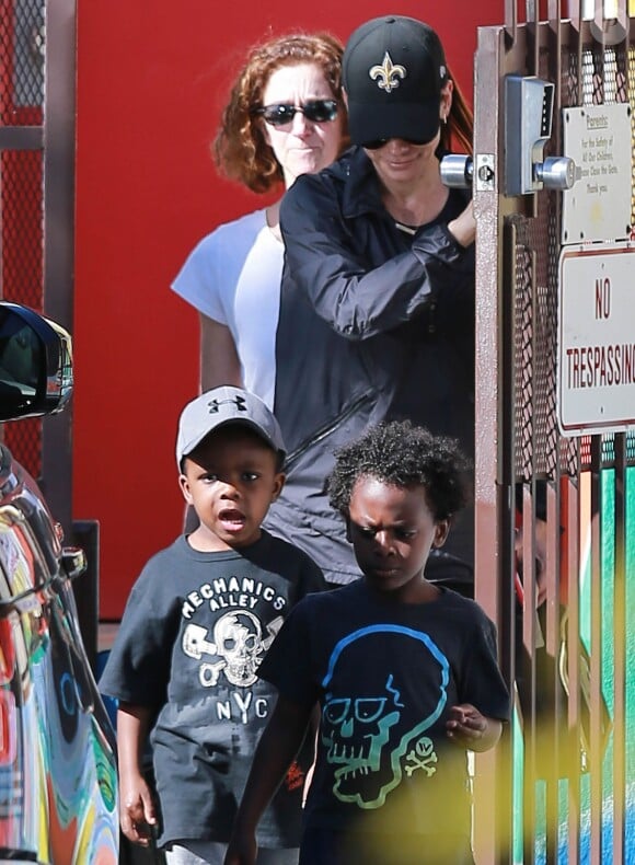 Sandra Bullock va chercher son fils Louis à la sortie de l'école à Los Angeles le 5 mars 2015.