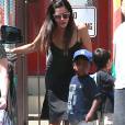 Sandra Bullock et son fils Louis Bullock se promènent à Los Angeles, le 18 juillet 2014.