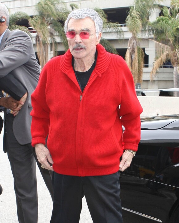 Burt Reynolds arrivant à l'aéroport de Los Angeles, le 9 juin 2013.