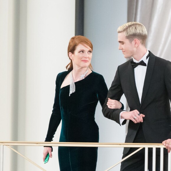 Julianne Moore et Gabriel-Kane Day-Lewis lors du défilé Chanel au Grand Palais à Paris, le 7 juillet 2015.