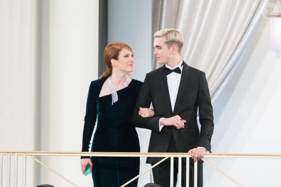 Julianne Moore et Gabriel-Kane Day-Lewis lors du défilé Chanel au Grand Palais à Paris, le 7 juillet 2015.
