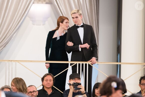 Julianne Moore et Gabriel-Kane Day-Lewis lors du défilé Chanel au Grand Palais à Paris, le 7 juillet 2015.