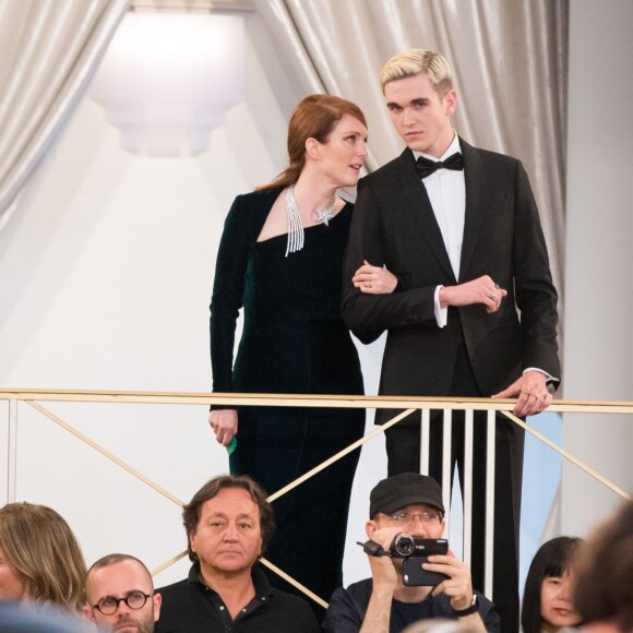 Julianne Moore et Gabriel-Kane Day-Lewis lors du défilé Chanel au Grand Palais à Paris, le 7 juillet 2015.