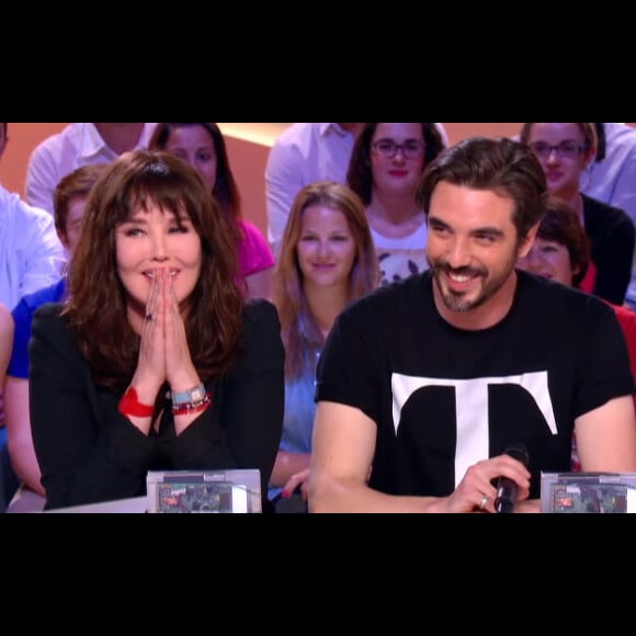 Isabelle Adjani et son fils Barnabé Nuytten qui fait partie du groupe The Aikiu, lors du Grand Journal de Canal+ diffusé le 20 juin 2013