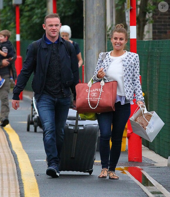 Wayne Rooney et Coleen à la gare de Macclesfield le 17 juin 2015
