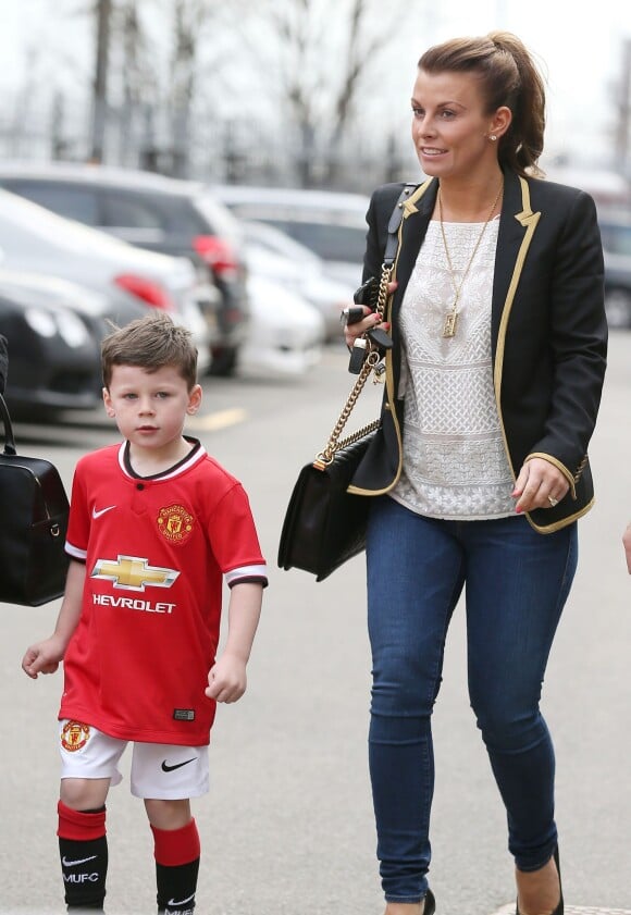 Coleen Rooney avec le petit Kai lors de son arrivée à Old Trafford à Manchester, le 15 mars 2015 pour assister à la rencontre de son Wayne Rooney avec Manchester United