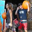 Elisabetta Canalis et son époux Brian Perri, chez Mr. Bones Pumpkin Patch à West Hollywood, le 12 octobre 2014